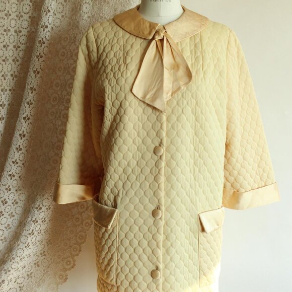 Vintage 1960s Robe, Gossard Artemis Golden Yellow Quilted Bed Jacket, Pointed - Picture 2 of 10